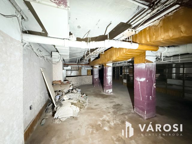 500 m² üzlethelyiség a Blaha Lujza tér közelében eladó