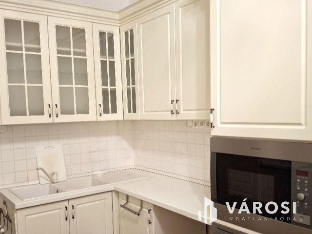Nagypolgári villa parkosított kerttel, Dunai panorámával
