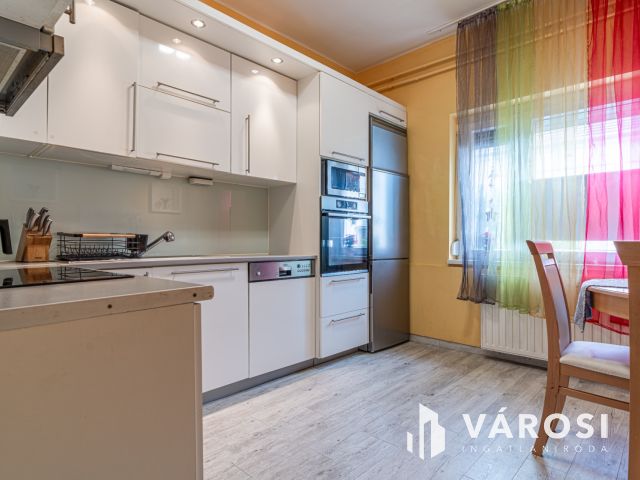 Kultúrált ikerház egy kőhajításra a Mátyás tértől