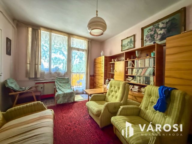 Acélgyári út végén 2. emeleti, felújítandó lakás eladó!