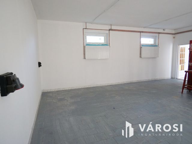 Bejáratott üzleti múltal rendelkező, több funkciós ingatlan