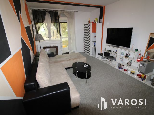 ELSŐ emeleti 2 szobás, erkélyes lakás eladó.
