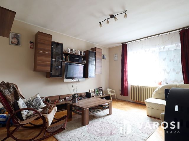 Parád központjában eladó sok lehetőséget rejtő családi ház