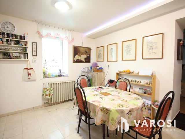 Tram-train állomáshoz közeli 102 m2-es házrészt kínálok