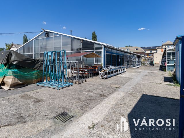 Nagy méretű szerelőcsarnok, 1800 m2 telekterülettel eladó